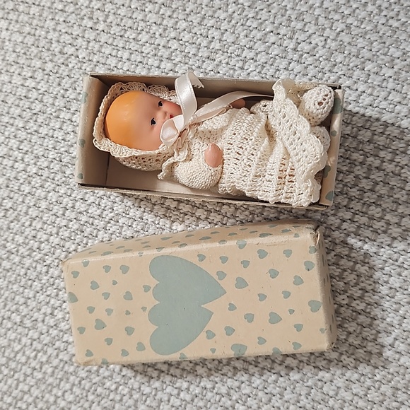 Vintage K&H USA Painted Bisque Baby Doll Storybook Type in heart box - Picture 3 of 6